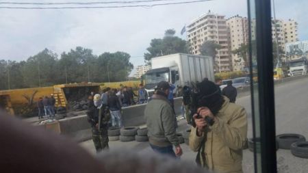 مسلحون يغلقون طريق قلنديا احتجاجا على جرائم الاحتلال